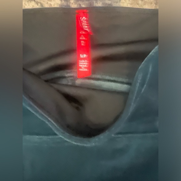 Spanx Green Velvet Flawless Shaping High Waisted Leggings 
Size small - Picture 3 of 3